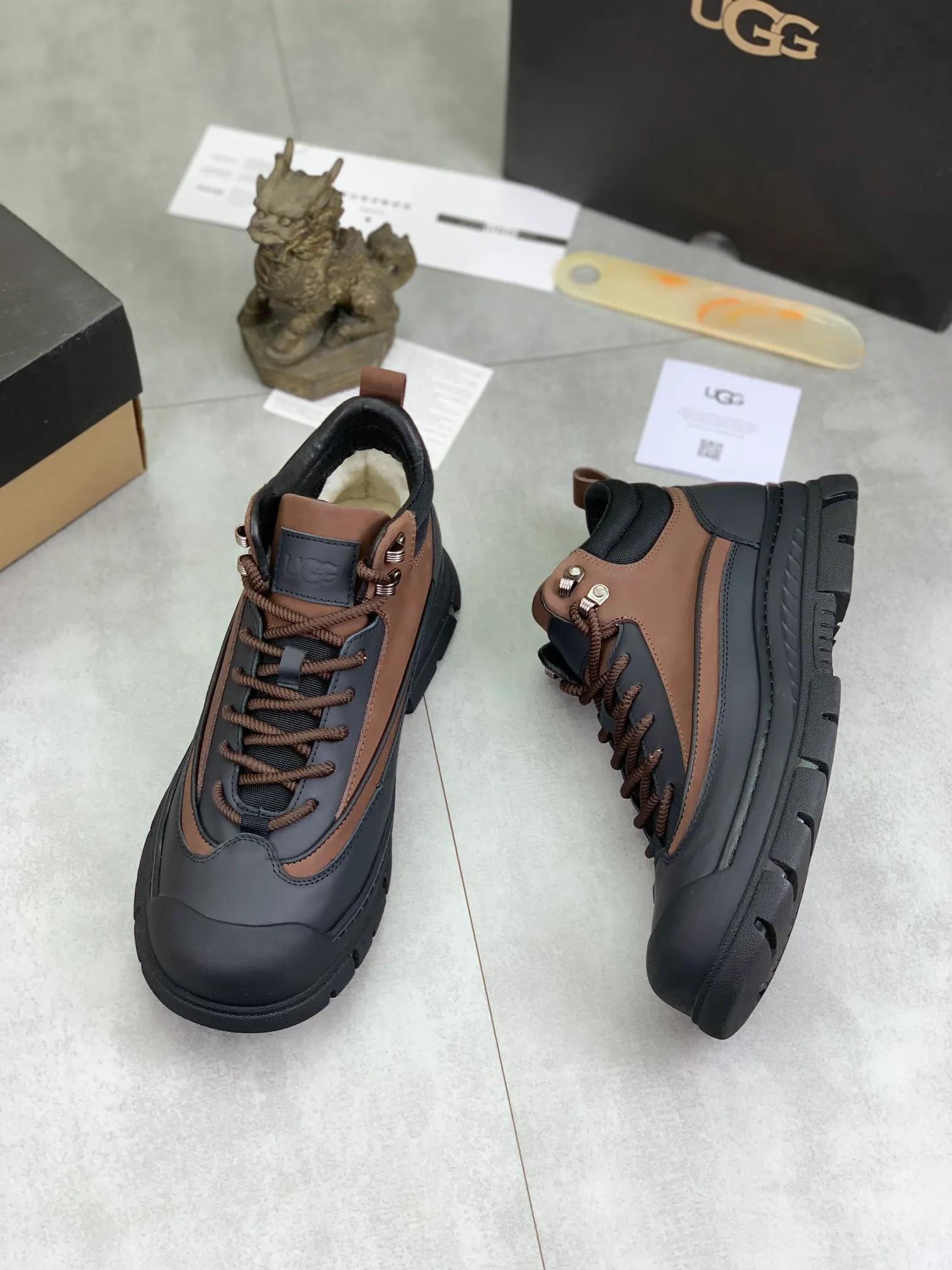 Men's Men's Shoes P620 [New Style] 💰 🆘 "Real Wool" [UGG] 👉 Popular men's shoes official website synchronization 🔰 Genuine quality [proud] is not comparable to the imitations in the general market 🌀 The upper is imported Italian frosted cowhide, and the lining: foot pad 🅰️ grade 🐑 real wool 👻 Only Grade A can show the effect The hand feels smooth and delicate 🔱The shoe shape is grand, only genuine factories can achieve it 🎄The perfect toughness of the original outsole 👻⬛️ allows customers to bid farewell to one-time consumption. Real wool lining, super warm. 3️⃣Colors available Sizes: 38-44